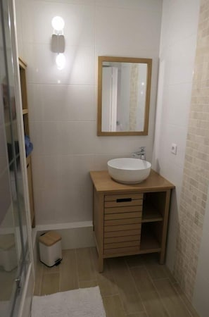 Shower, towels, soap, shampoo