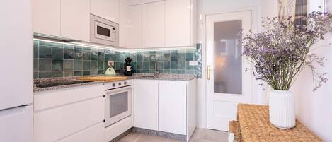 Kühlschrank, Mikrowelle, Ofen, Geschirrspüler