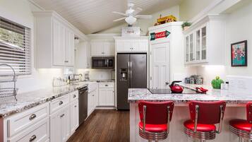 Frigorífico, microondas, horno y placa de cocina