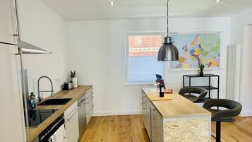 Een koelkast, een magnetron, een oven, een kookplaat