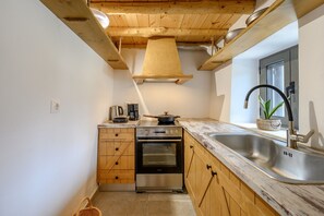 Fridge, oven, stovetop, coffee/tea maker