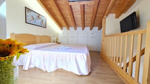 1 slaapkamer, een strijkplank/strijkijzer, wifi