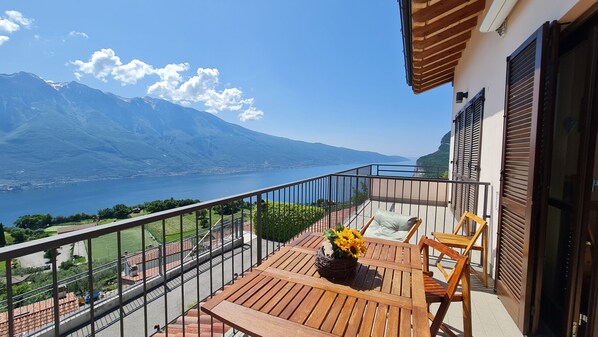 Property grounds - La Quiete 34 Balcony swimming pool lake view (Tremosine)