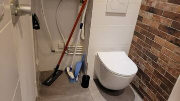 Douche, serviettes fournies, savon, shampoing