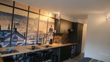 Réfrigérateur, micro-ondes, four, plaque de cuisson