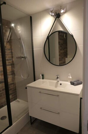 Douche, serviettes fournies, savon, shampoing