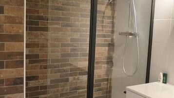 Douche, serviettes fournies, savon, shampoing