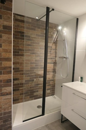 Douche, serviettes fournies, savon, shampoing