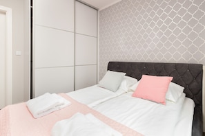 2 quartos, berços (sobretaxa), roupa de cama
