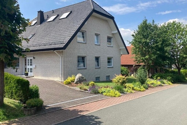 Haus mit Ferienwohnung in der ersten Etage.
