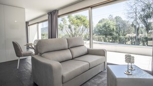 A modern living room with a sofa, a chair, and a coffee table. - Casa da Magnólia (Briteiros (Santo Estêvão))