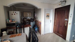 Full-sized fridge, microwave, oven, stovetop