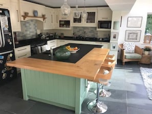 Private kitchen - Large Family Home With Heated Pool, Private Garden & Yoga Studio / gym (Farnham)