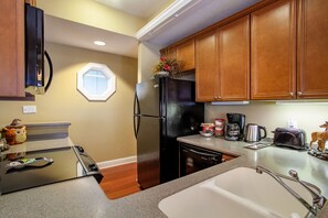 Frigorifero, microonde, piano cottura, macchina per tè/caffè