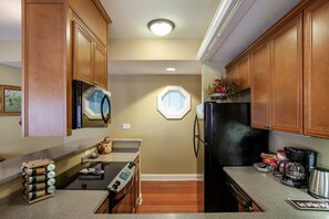 Kühlschrank, Mikrowelle, Herdplatte, Wasserkocher mit Kaffee-/Teezubehör