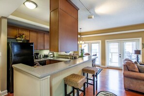 Réfrigérateur, micro-ondes, plaque de cuisson, cafetière/bouilloire