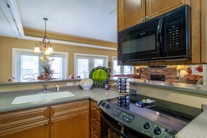 Een koelkast, een microgolfoven, een kookplaat