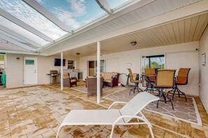Outdoor dining - Waterfront home with an enclosed pool, outdoor kitchen, and grill - dog-friendly (Port Charlotte)