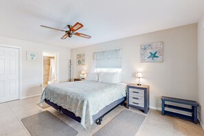 3 bedrooms, internet, bed sheets - Waterfront home with an enclosed pool, outdoor kitchen, and grill - dog-friendly (Port Charlotte)