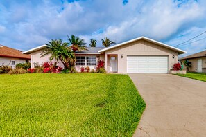 Exterior - Waterfront home with an enclosed pool, outdoor kitchen, and grill - dog-friendly (Port Charlotte)