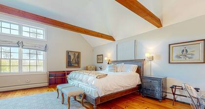 Mountain view home with large yard, lovely deck, pool table & fireplace