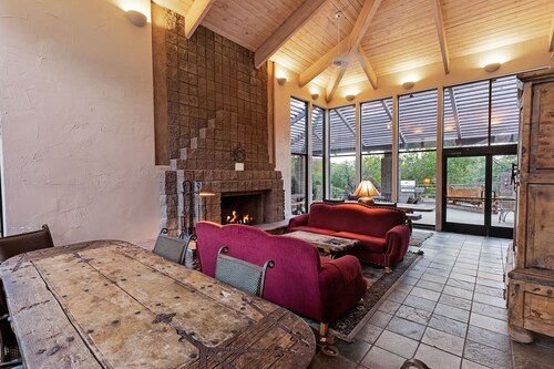 Luxury Ventana Canyon Retreat, Hiking, Pools, Tennis and More!