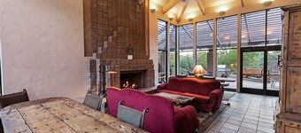 Luxury Ventana Canyon Retreat, Hiking, Pools, Tennis and More!
