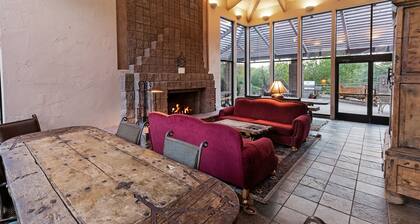 Luxury Ventana Canyon Retreat, Hiking, Pools, Tennis and More!