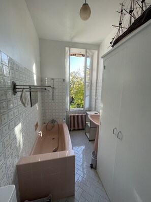 Hair dryer, towels, soap, shampoo - Petite Maison Proche Semur-en-auxois (Millery)