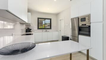 Frigorífico, microondas, horno y lavavajillas