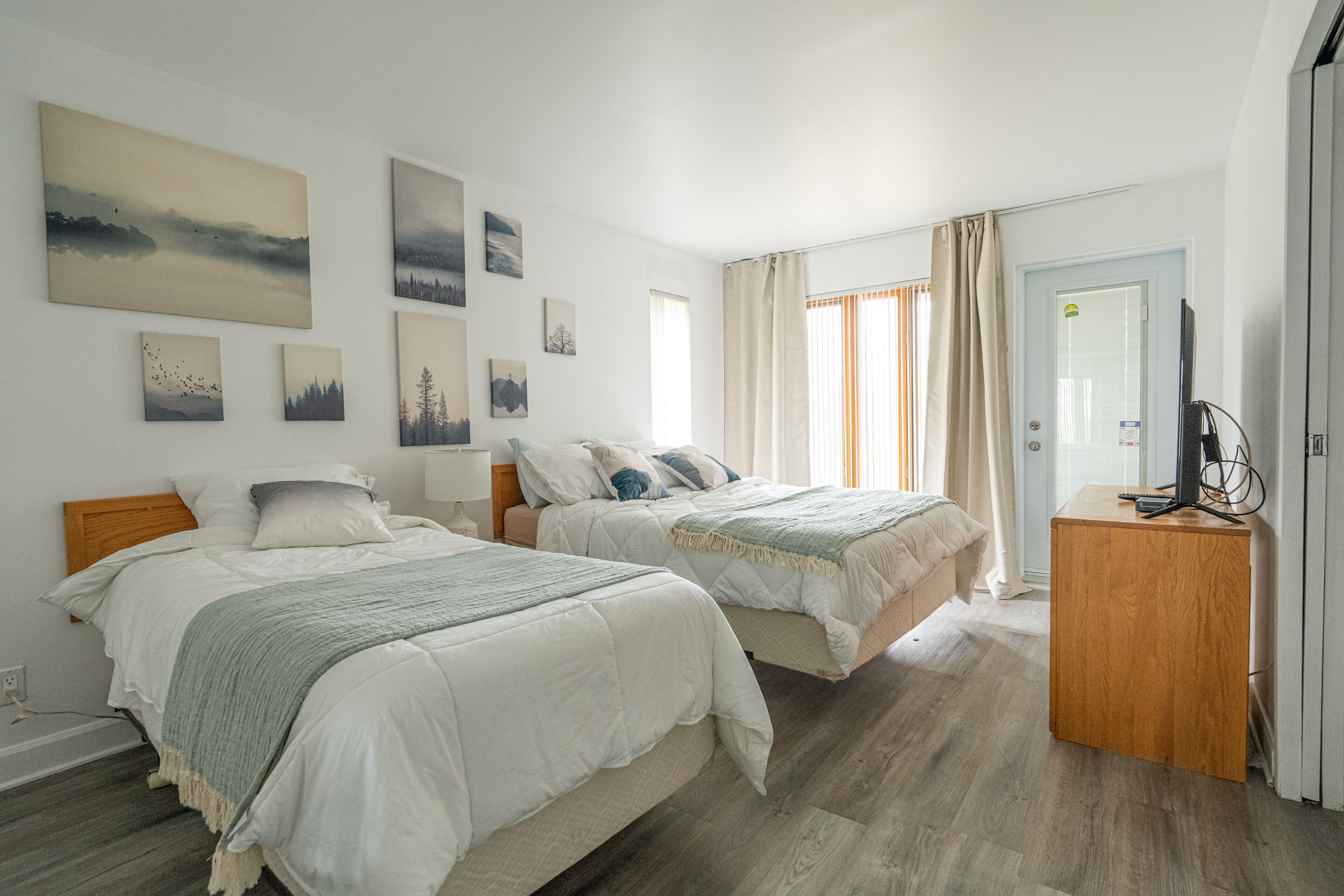 3 bedrooms, desk, iron/ironing board, travel crib