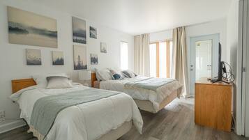 3 bedrooms, desk, iron/ironing board, travel crib