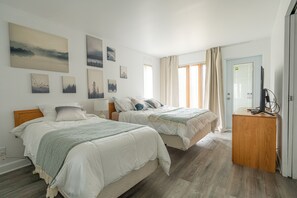3 makuuhuonetta, työpöytä, silitysrauta/-lauta, vauvan matkasänky