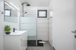 Dusche, Haartrockner, Handtücher