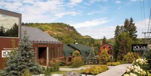 Eine Lodge mit Holzfassade, einem grünen Dach und einem Schild mit der Aufschrift 'Polar Bears Club'.