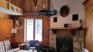 Télévision, cheminée, table de tennis de table