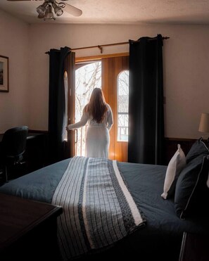 4 bedrooms, desk, iron/ironing board, WiFi