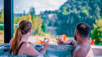 Tina de hidromasaje al aire libre