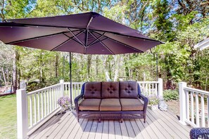 Terrace/patio - Dog-friendly home with grill, deck, full kitchen, & washer/dryer - close to golf (Yarmouth)