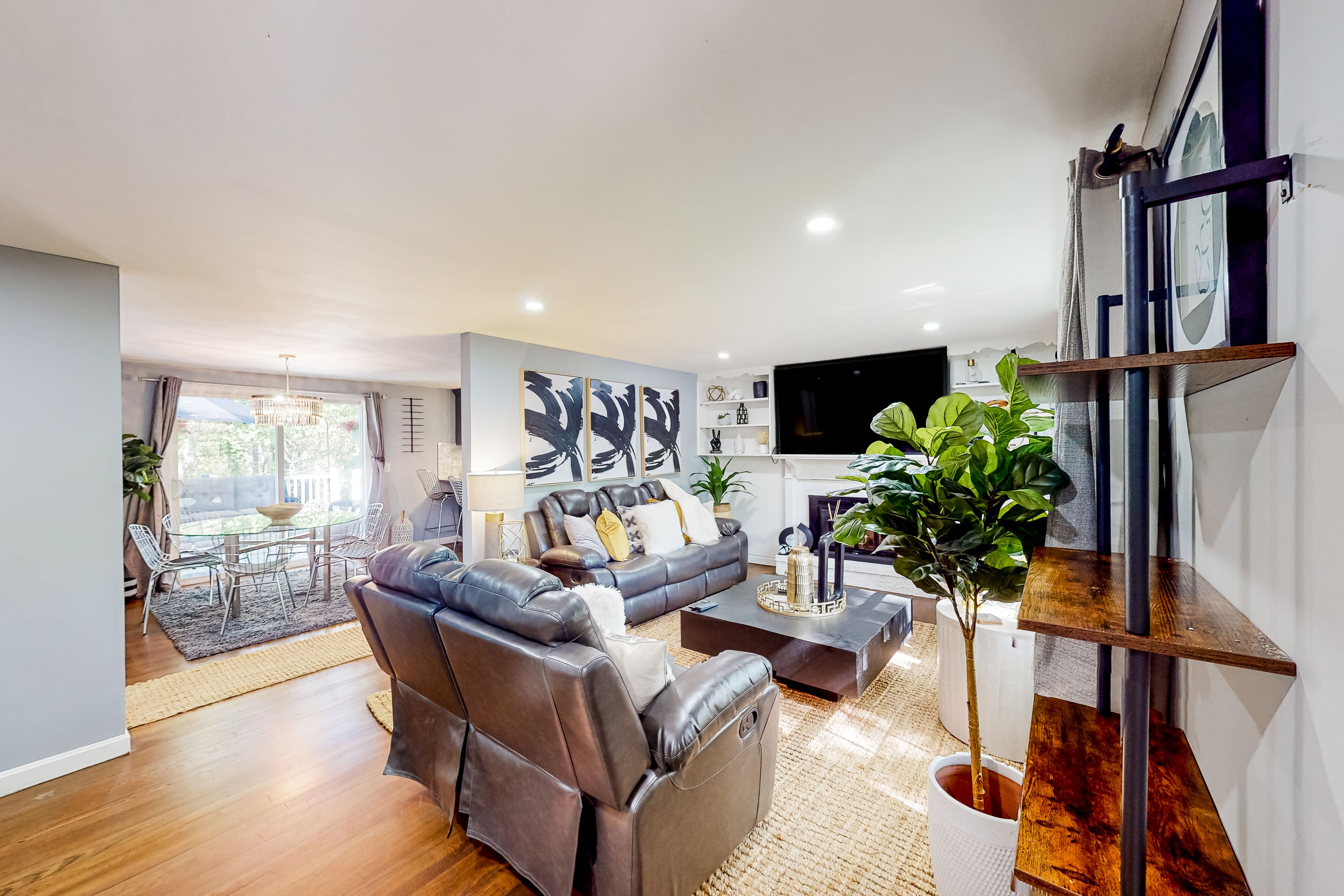 TV, fireplace, streaming services