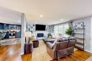 TV, fireplace, streaming services - Dog-friendly home with grill, deck, full kitchen, & washer/dryer - close to golf (Yarmouth)