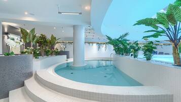 Piscine couverte, cabanons gratuits, chaises longues