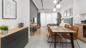 Een moderne keuken met een eetgedeelte, een groot raam en een minimalistisch design.