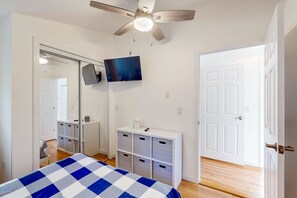2 bedrooms, desk, Internet, bed sheets