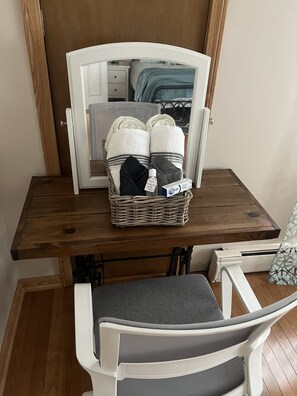 3 bedrooms, iron/ironing board, WiFi, bed sheets - Lotus-flower family and pet friendly  farmhouse  (Chazy)