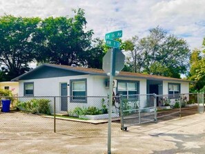 Exterior - Cozy 1 bedroom E Central Downtown Fort Lauderdale (Fort Lauderdale)