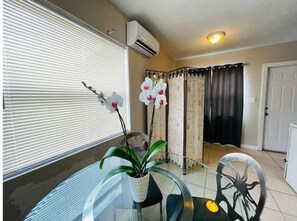 Dining - Cozy 1 bedroom E Central Downtown Fort Lauderdale (Fort Lauderdale)
