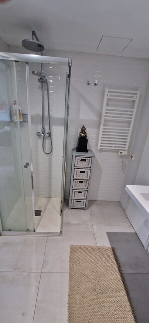 Douche, sèche-cheveux, serviettes fournies, savon
