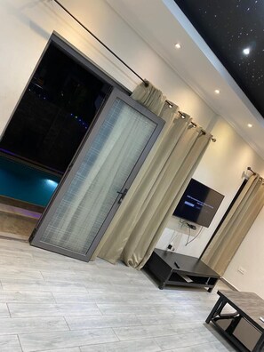 エグゼクティブ アパートメント | 2 室のベッドルーム、アイロン / アイロン台、WiFi (無料)、ベッドシーツ