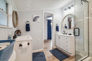Een douche, een haardroger, handdoeken